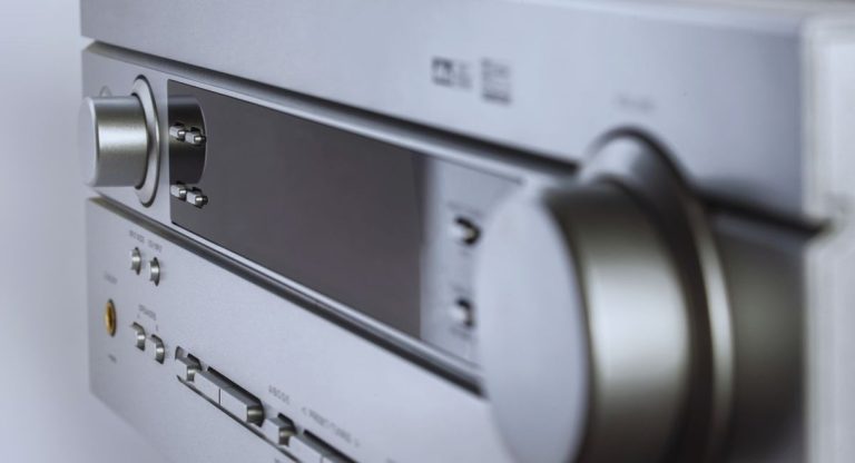 Amplificateur hifi argente avec potentiometres en gros plan