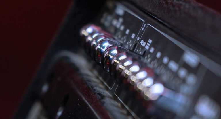 Boutons de reglage chromes alignes sur la face d'un amplificateur