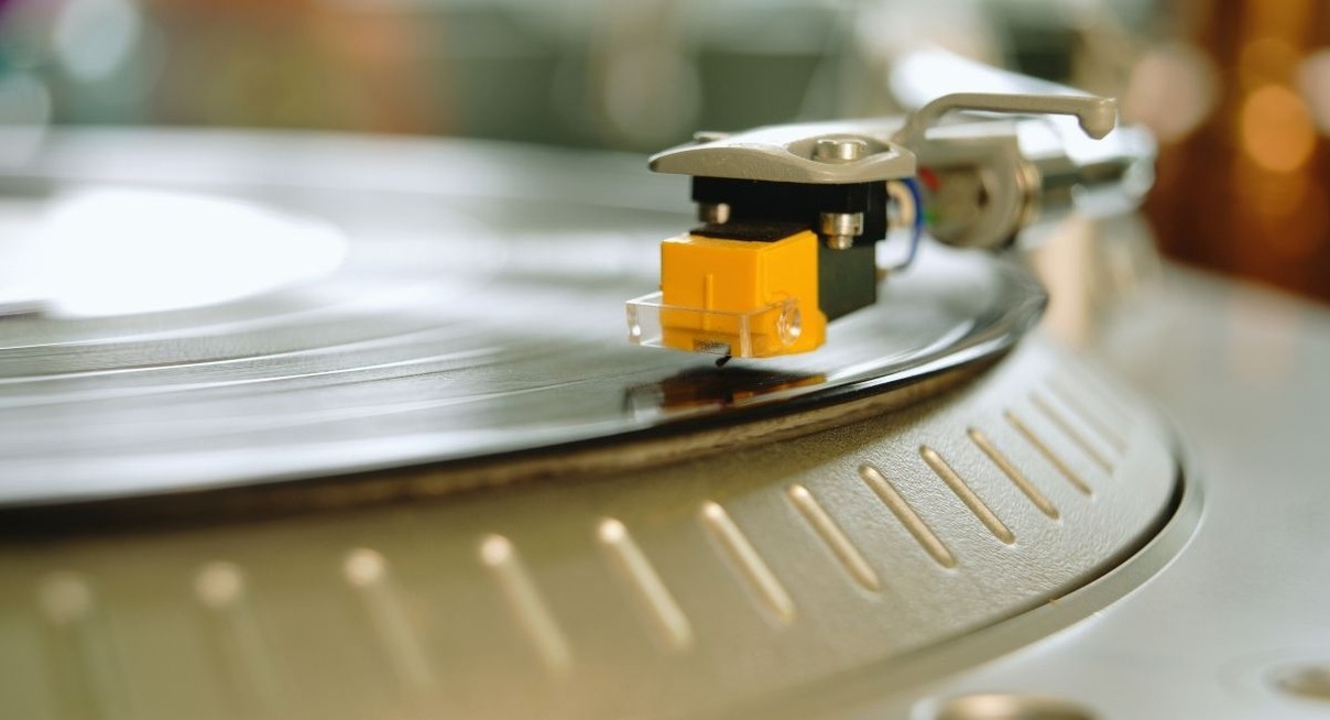 Cellule et stylet d'une platine vinyle posés sur un disque en rotation