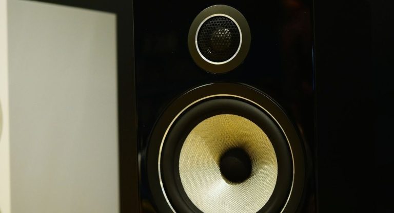 Haut-parleur et tweeter d une enceinte home cinema en gros plan