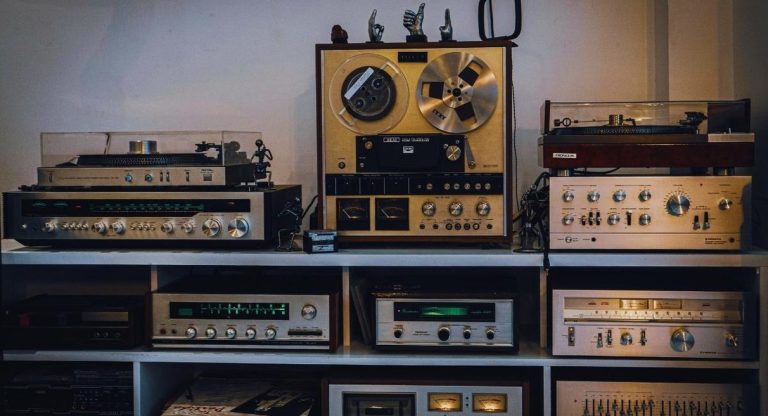 Collection d amplificateurs et platines hifi vintage exposes sur une etagere
