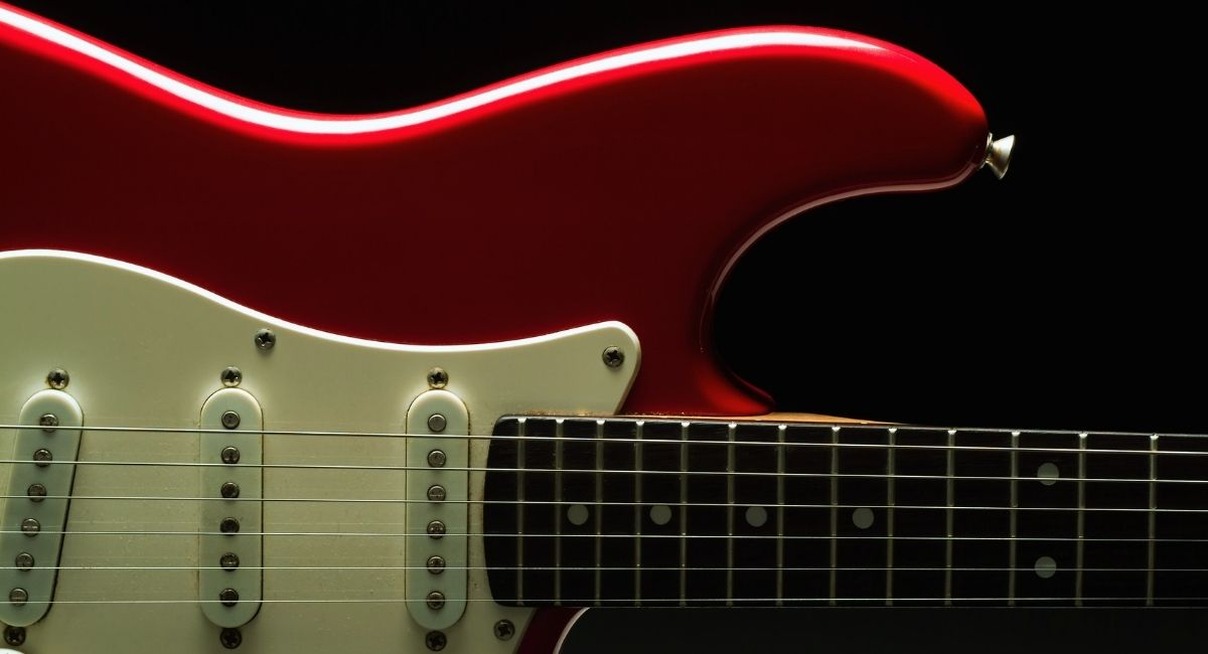 Corps et manche d une guitare electrique rouge en gros plan
