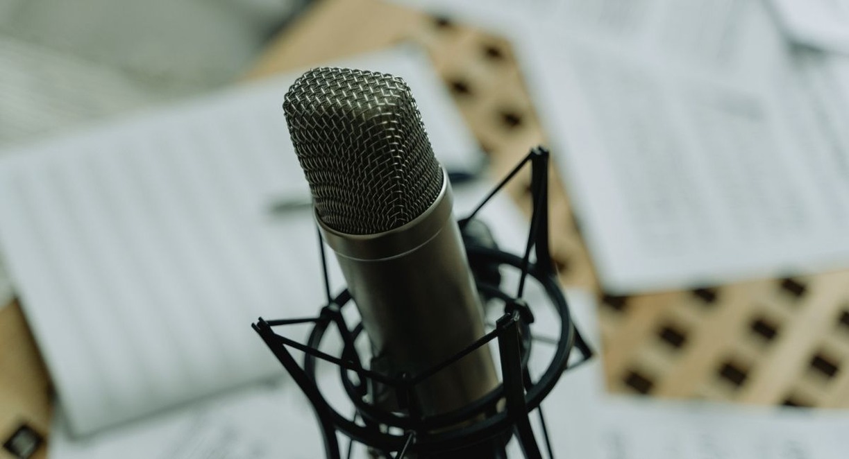 Microphone a condensateur sur suspension avec partitions en arriere plan