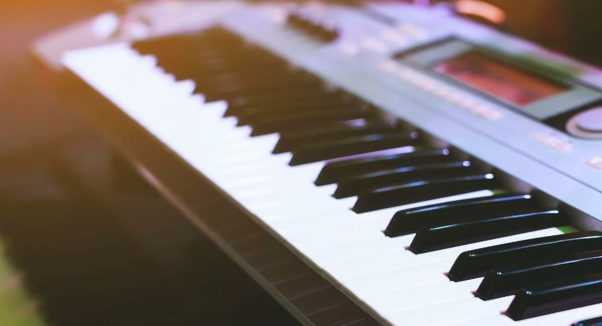 Touches de clavier de piano electronique de scene en gros plan
