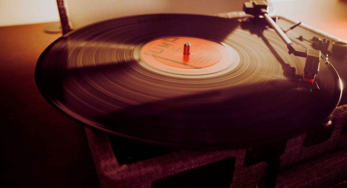 Disque vinyle en rotation sur une platine avec bras de lecture pose