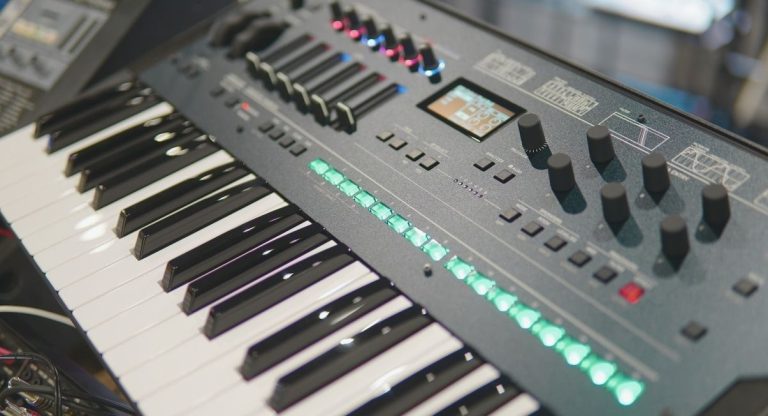Gros plan sur le clavier et les commandes d'un synthétiseur électronique