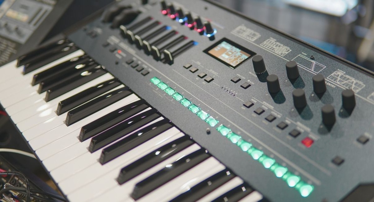 Gros plan sur le clavier et les commandes d'un synthétiseur électronique