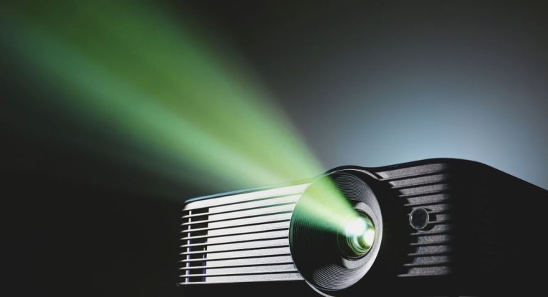 Objectif de vidéoprojecteur émettant un puissant faisceau lumineux dans le noir